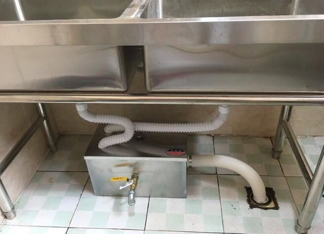 小區餐飲油水分離設備開展維護保養